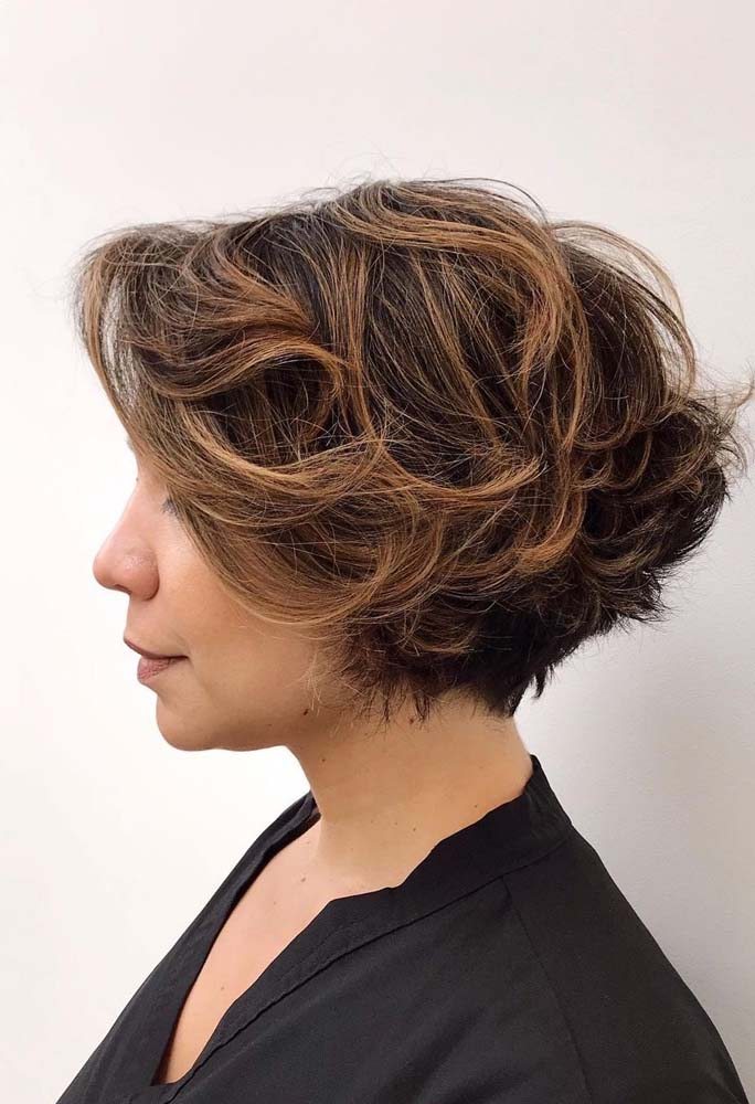 Já aqui, a dica é um morena iluminada em cabelo curto mel com mechas bem destacadas