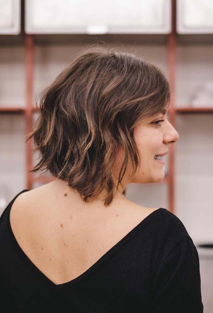 O corte long bob fica lindo combinado as mechas do cabelo morena iluminada