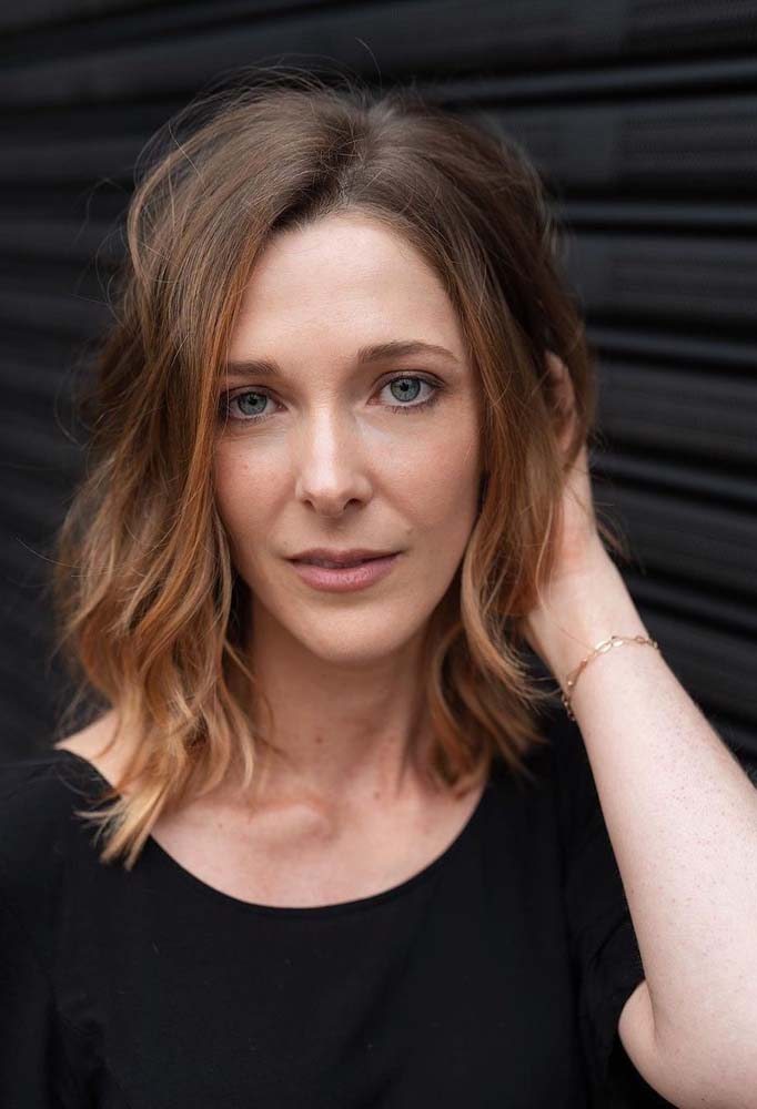 Morena iluminada em cabelo curto com a técnica do ombré hair