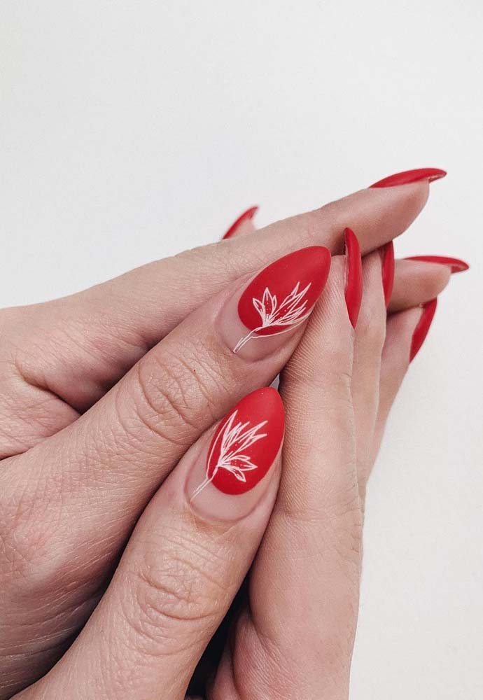Uma inspiração de unhas vermelhas decoradas no estilo minimalista