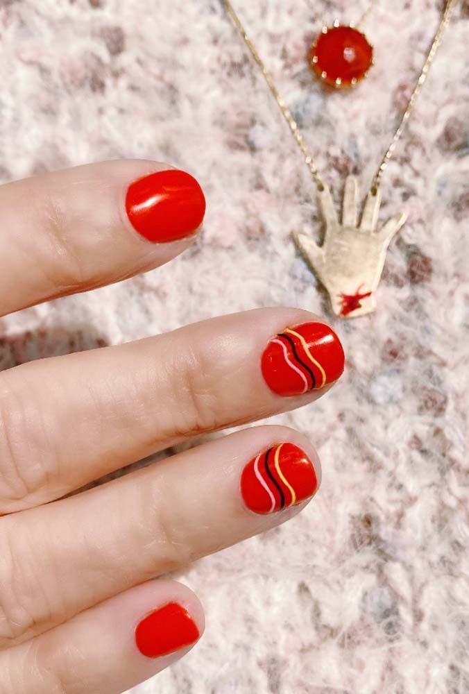 Unhas curtas também tem vez com o esmalte vermelho. E ficam lindas!