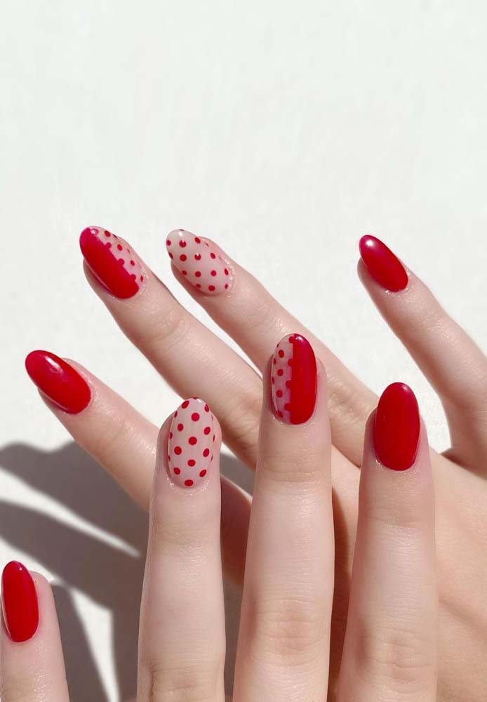 Um charme essas unhas vermelhas decoradas com estampa de poá