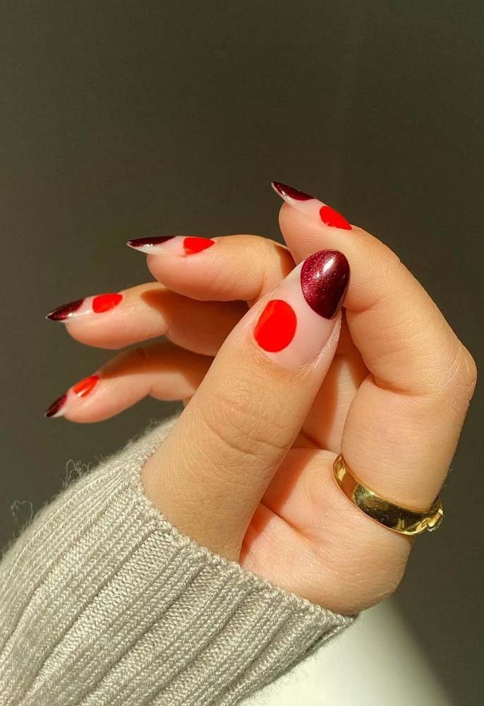 O mais legal das unhas vermelhas decoradas é que elas são mais simples de fazer do que parece