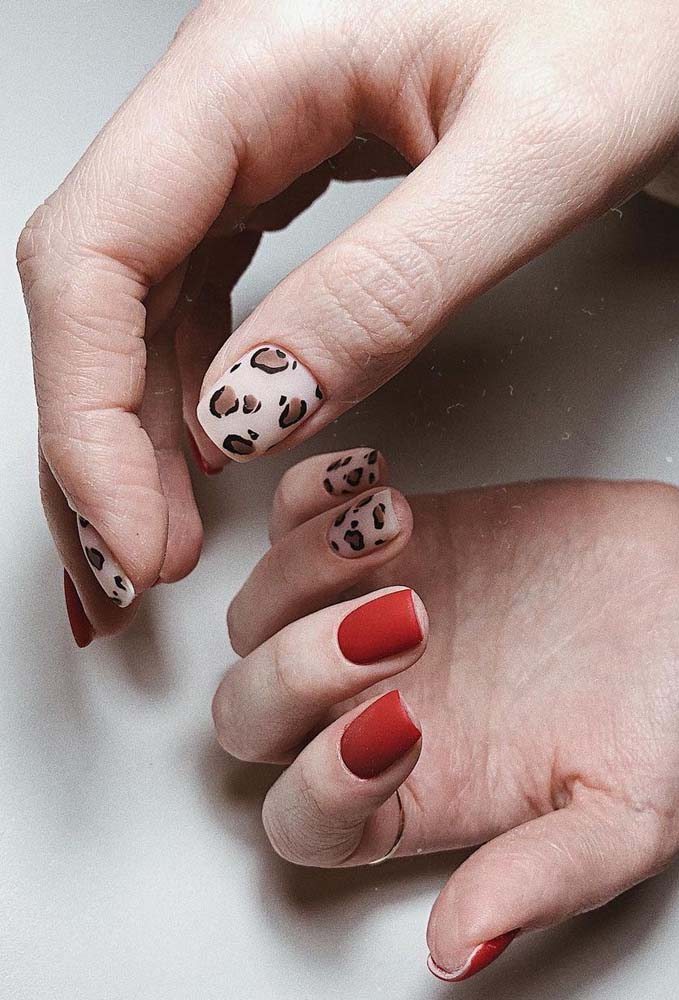 Olha o luxo dessas unhas que combinam esmalte vermelho e animal print