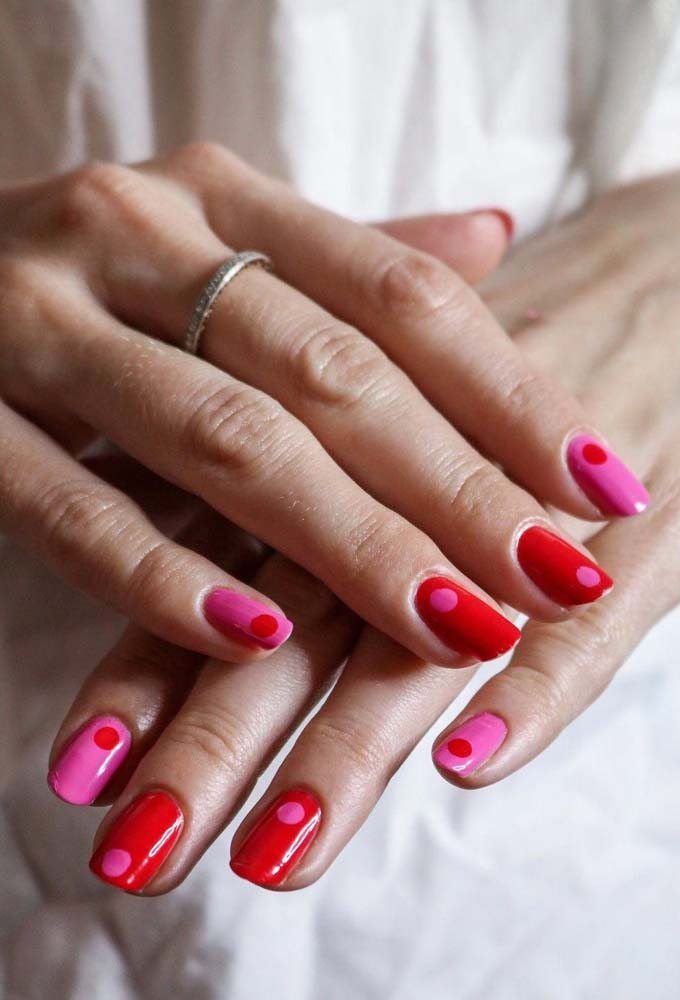 Rosa e vermelha: cores análogas que se completam muito bem nas unhas