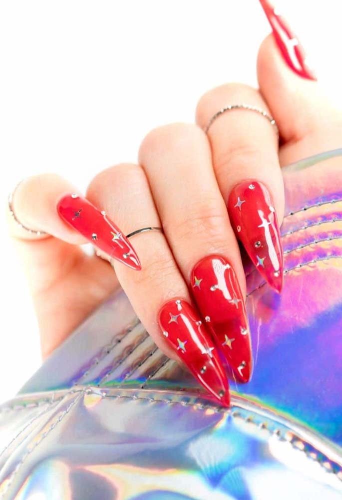 Unhas vermelhas para o natal: o formato stiletto não passa despercebido