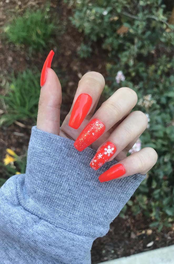 Não vai ser por falta de inspiração que você vai deixar de ter unhas vermelhas para o natal