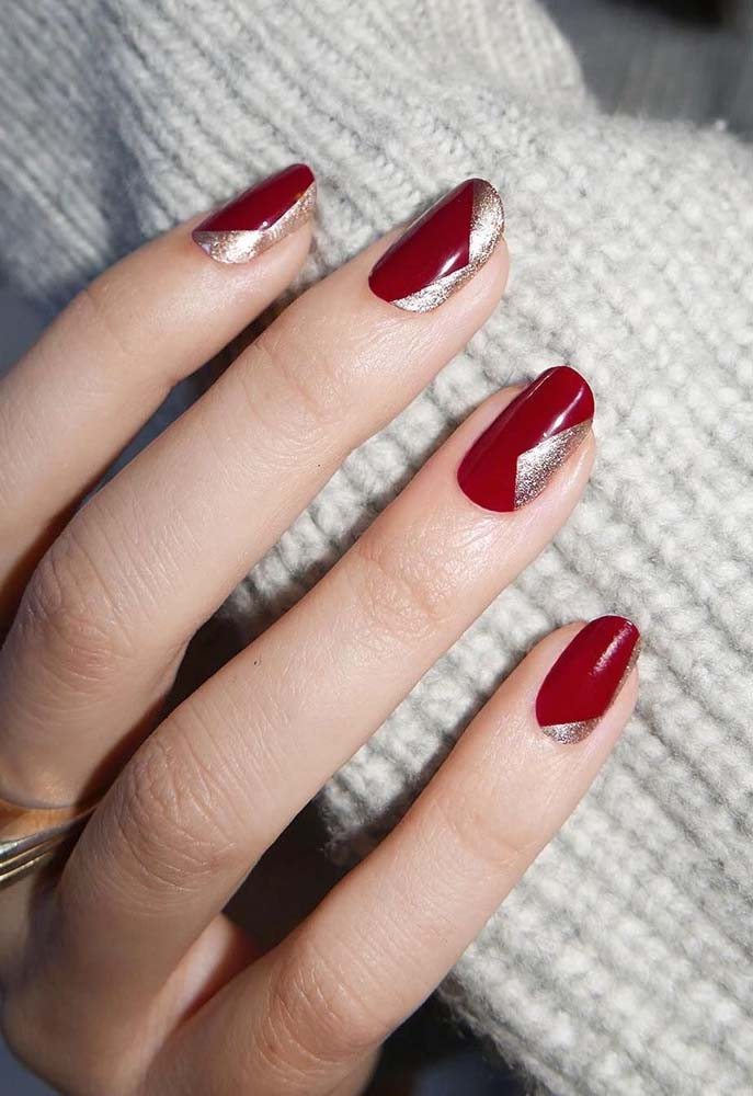 Um toque de dourado para deixar as unhas vermelhas glamorosas