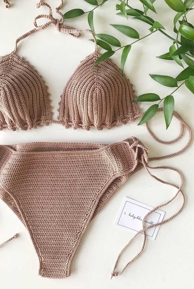 O que acha de um biquíni de crochê em tom nude? A cara da riqueza!