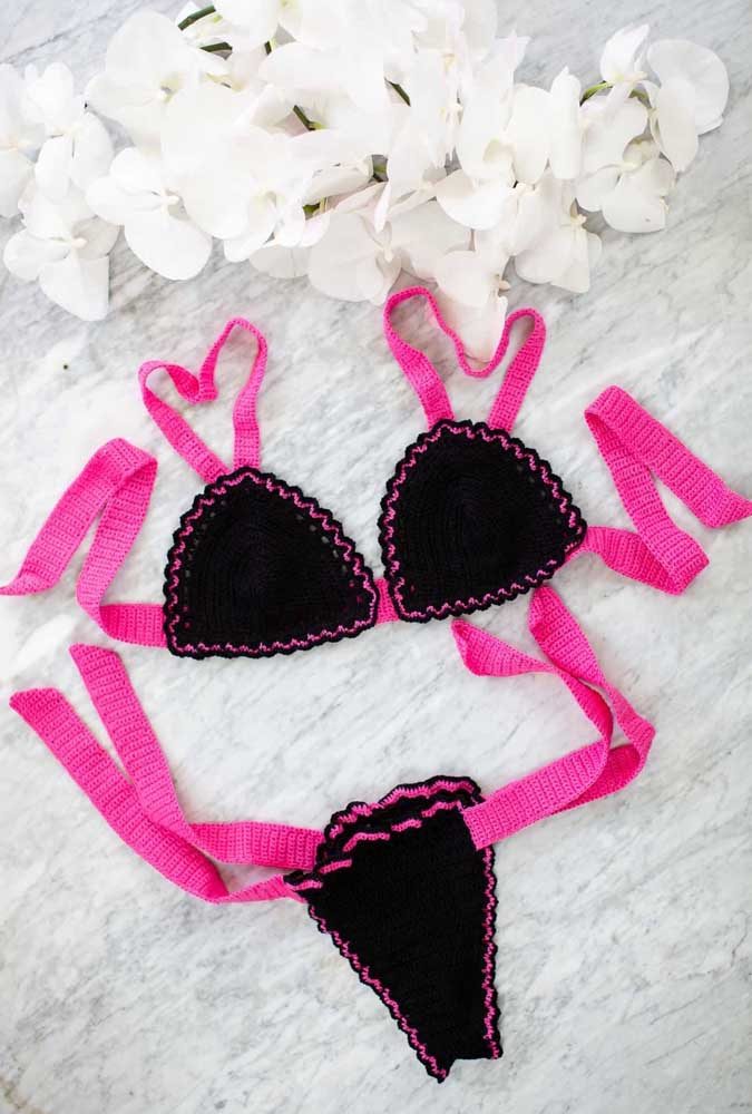 Um look bafônico para a praia: biquíni de crochê preto com tiras rosa pink