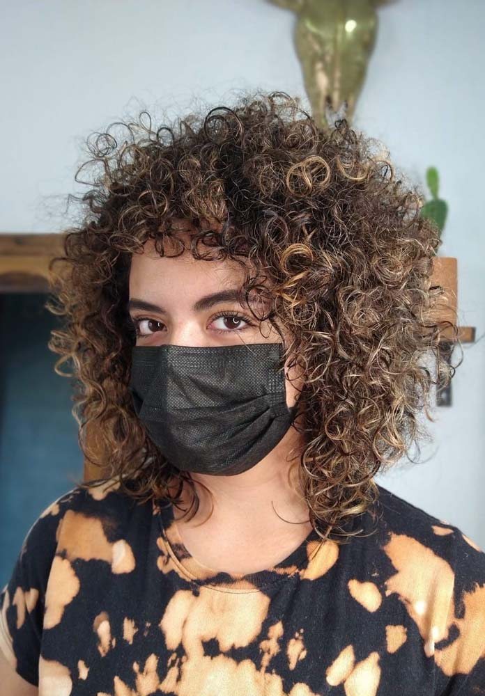 Cabelo cacheado com franja também pode ganhar luzes 