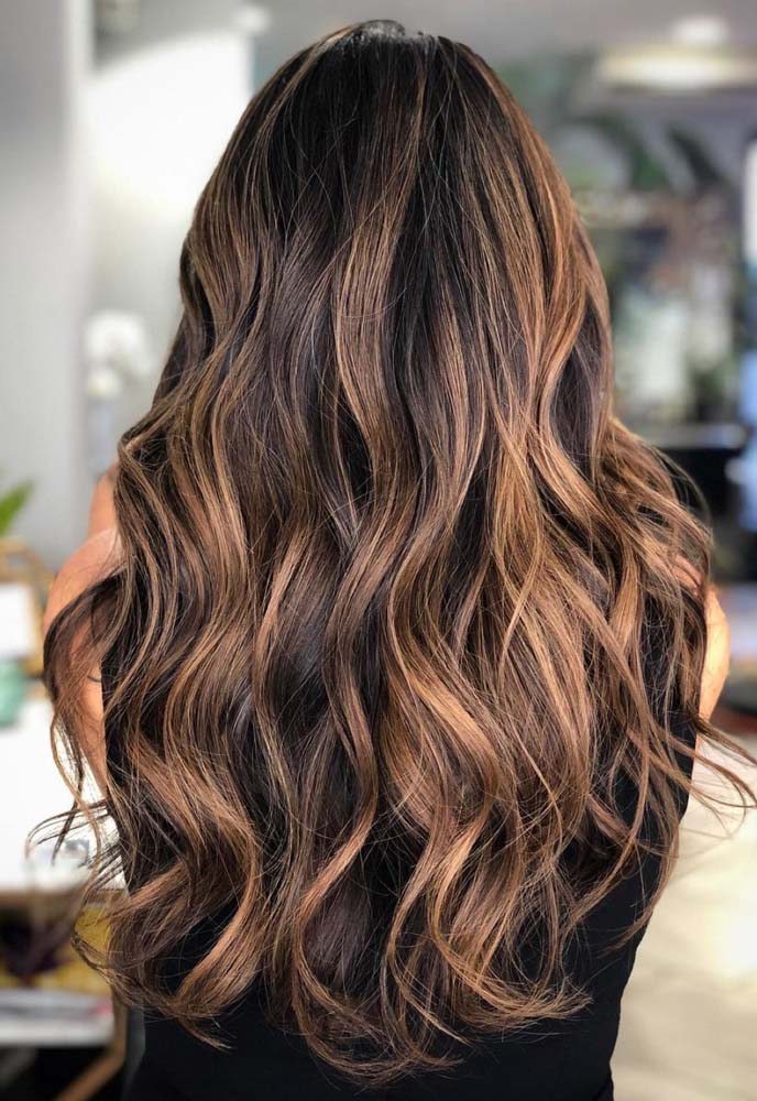 Ondas marcadas e iluminadas com as mechas largas