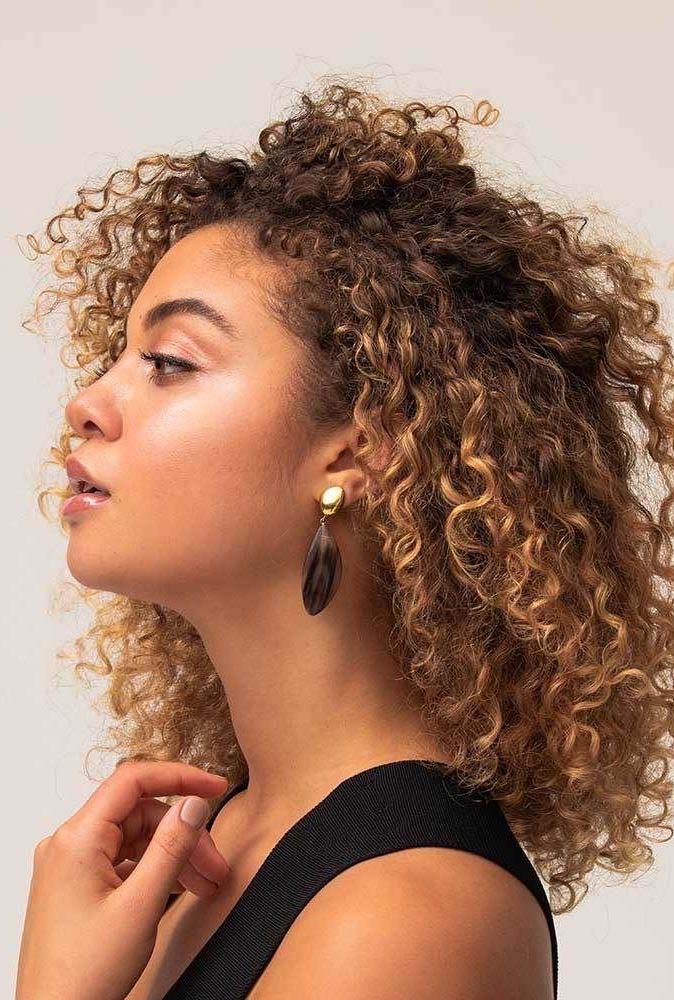 Quanto charme cabe em um cabelo cacheado médio com luzes?