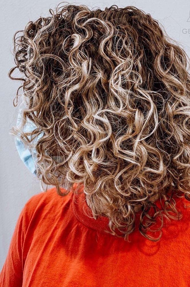 Quer ousar um pouco mais? Aposte no cabelo cacheado com luzes platinada