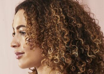 Cabelo cacheado com luzes: como cuidar, dicas e 40 fotos inspiradoras