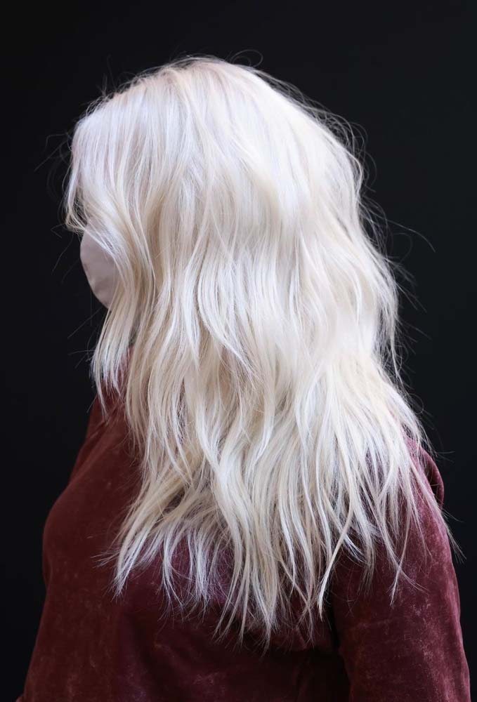 A beleza do corte médio em um cabelo platinado.