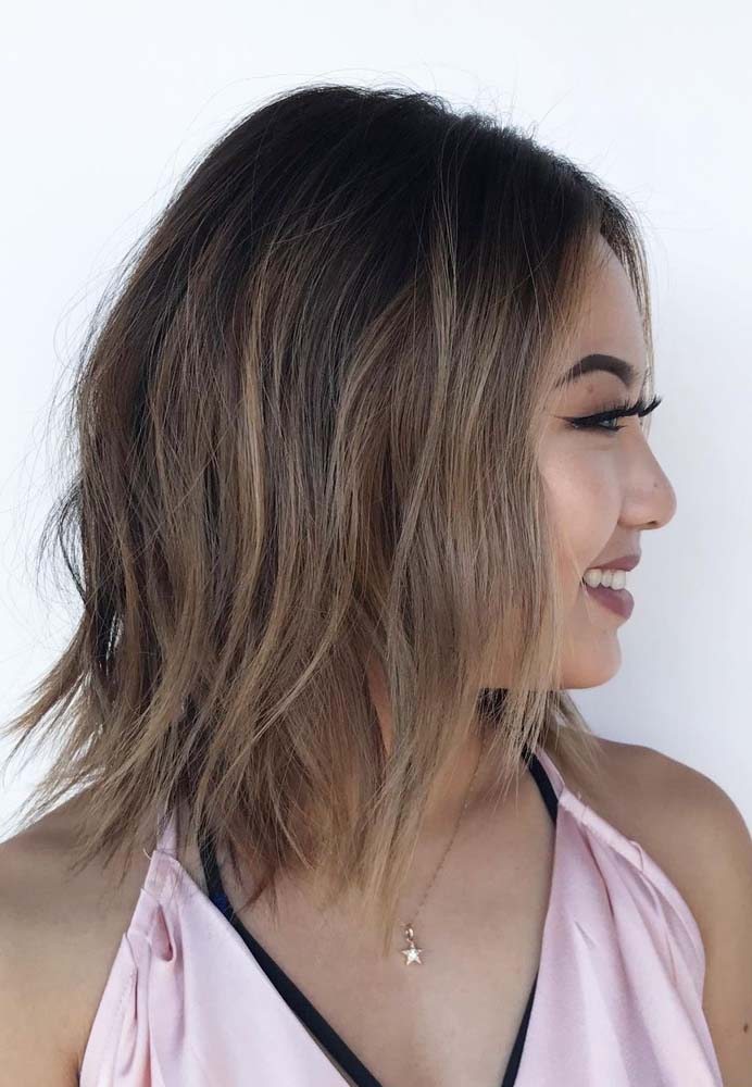 Cabelo curto com luzes mel: uma das nuances preferidas