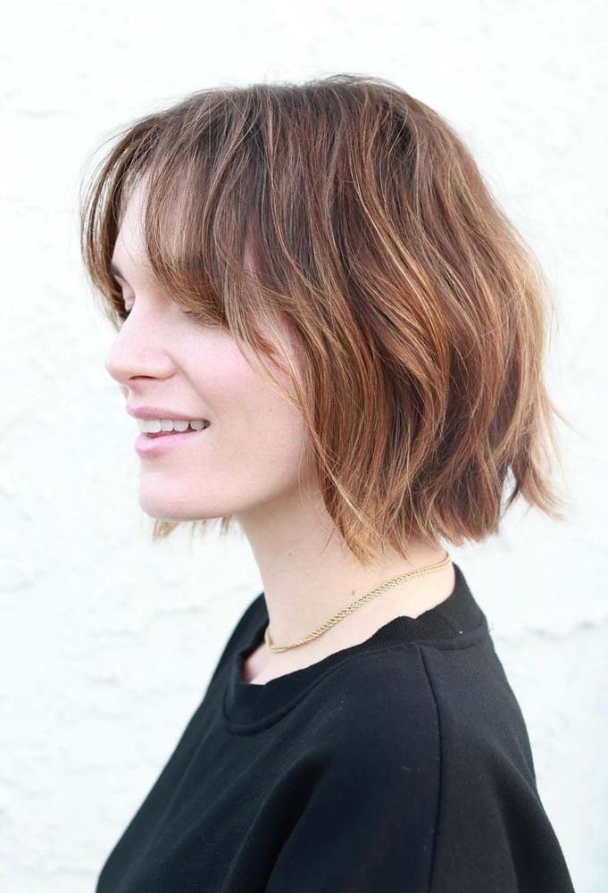 O charme do cabelo curto com luzes e franja