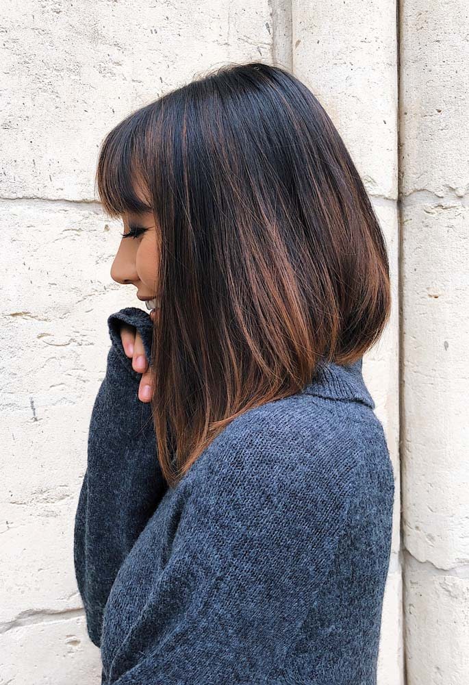 O corte long bob fica lindo com as luzes fininhas em tom mel