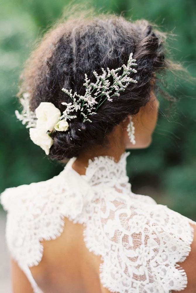Ideia de penteado para noivas: valorize o visual com um acessório delicado
