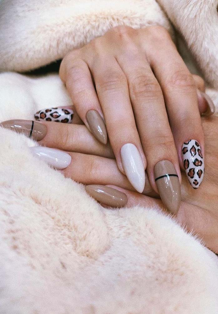 Um luxo essas unhas postiças decoradas com tema animal print