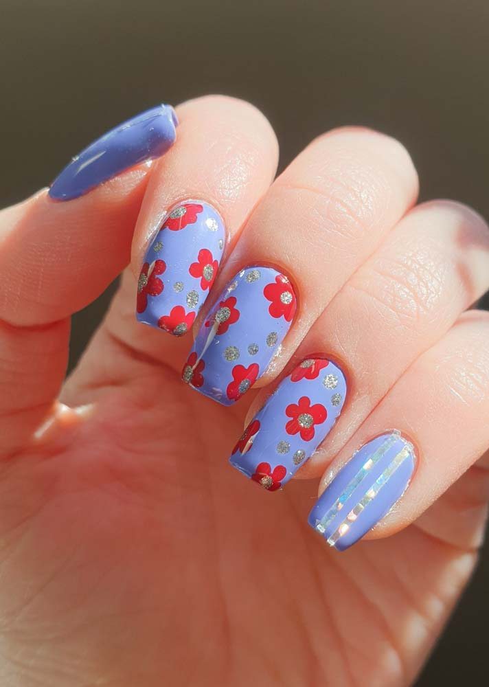 Algumas flores para embelezar as unhas postiças pintadas