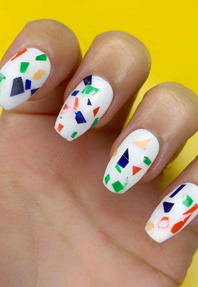 Essas unhas postiças apostaram em uma esmaltação colorida e divertida