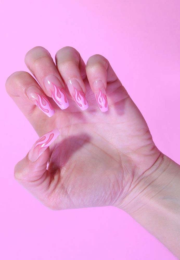 Para quem é fã de unhas longas, as postiças são perfeitas