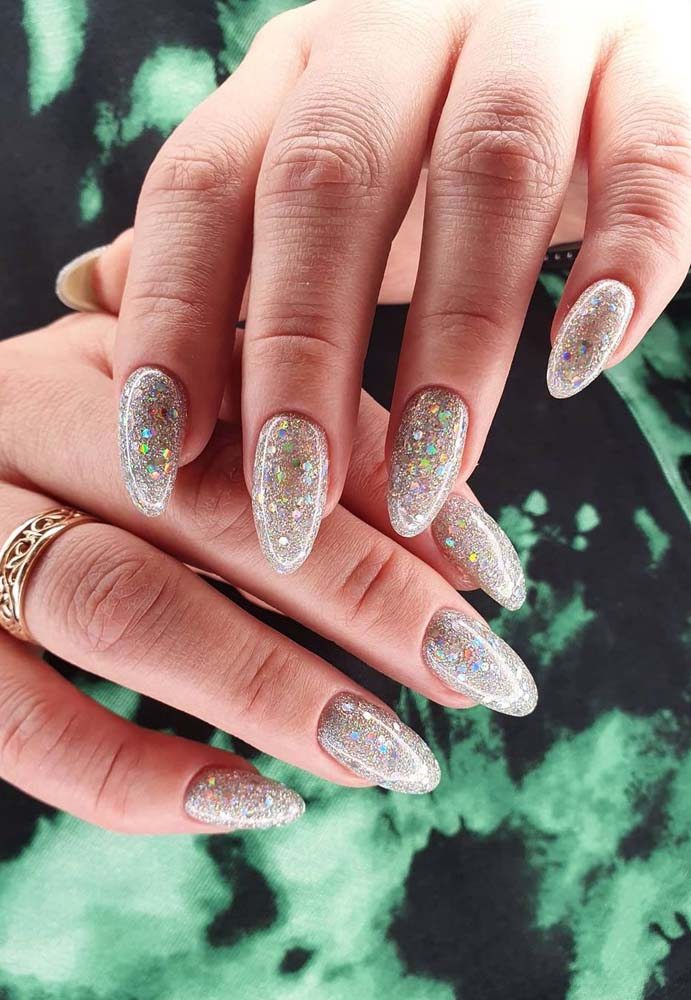 Unhas postiças de gel com glitter: resistentes e bonitas