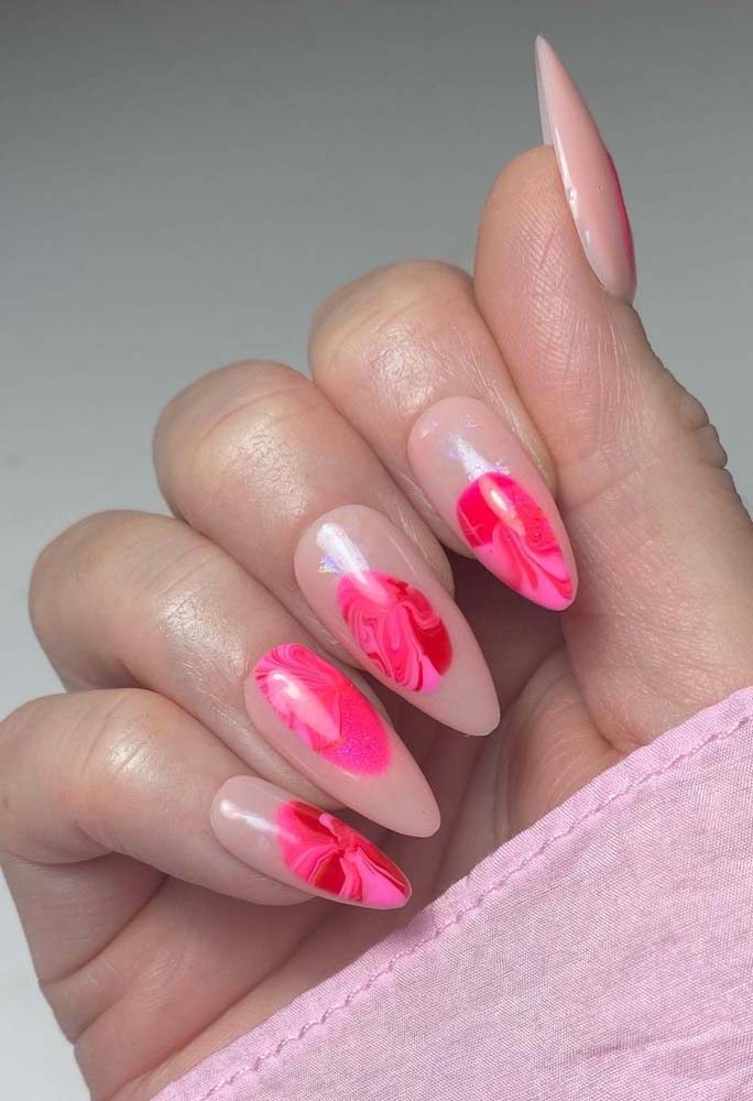 Unhas postiças nude com decoração de flores