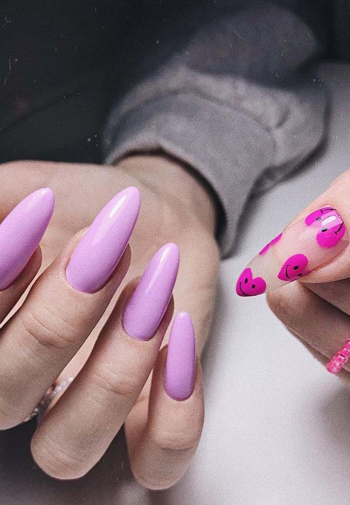 Em uma mão, unhas postiças simples. Na outra, unhas postiças transparentes com adesivo