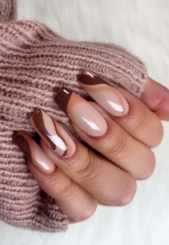 O que acha de trazer a paleta dos marrons para a esmaltação das unhas postiças?