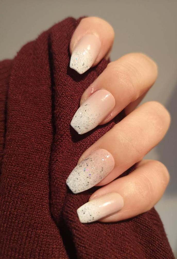 Esmaltação simples para unhas postiças realistas