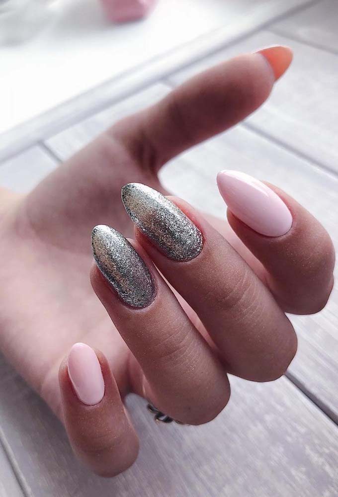 Inspiração de unhas postiças pintadas com glitter