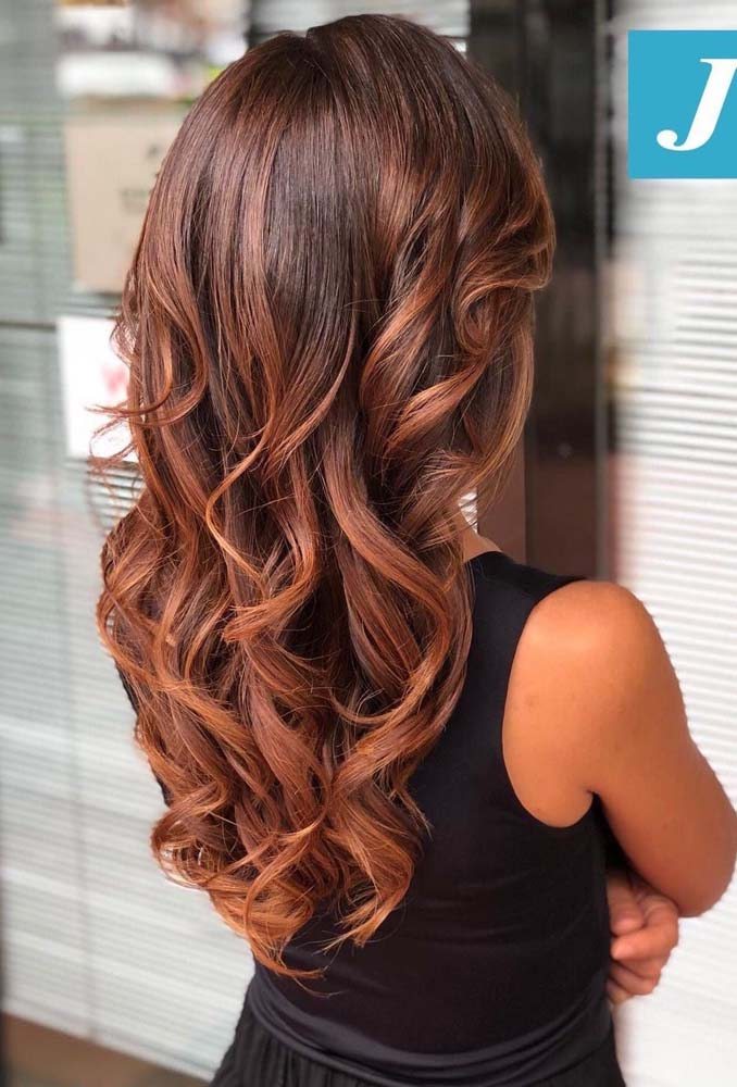 Faça mechas iluminadas para valorizar o corte do seu cabelo