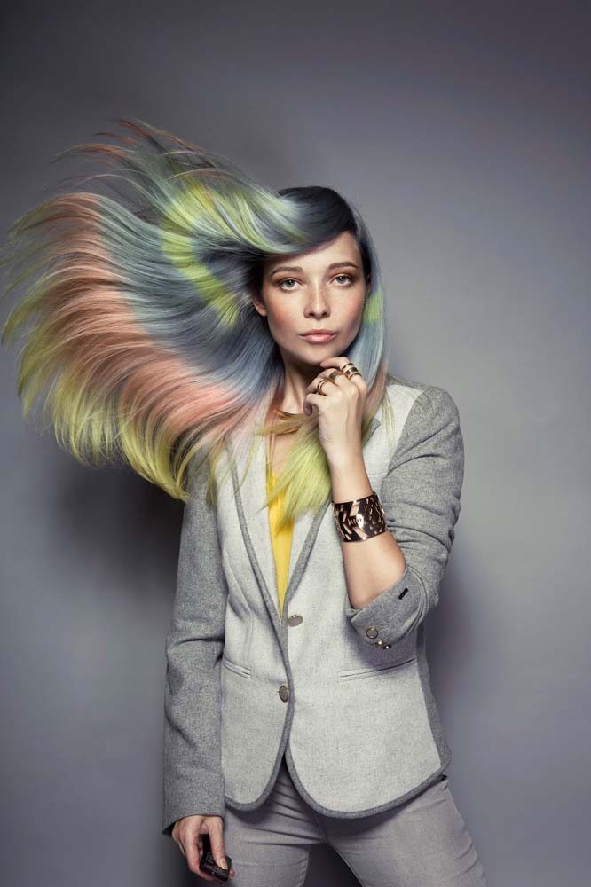 Está procurando algo mais radical? Então olha esse cabelo com cores fantasias