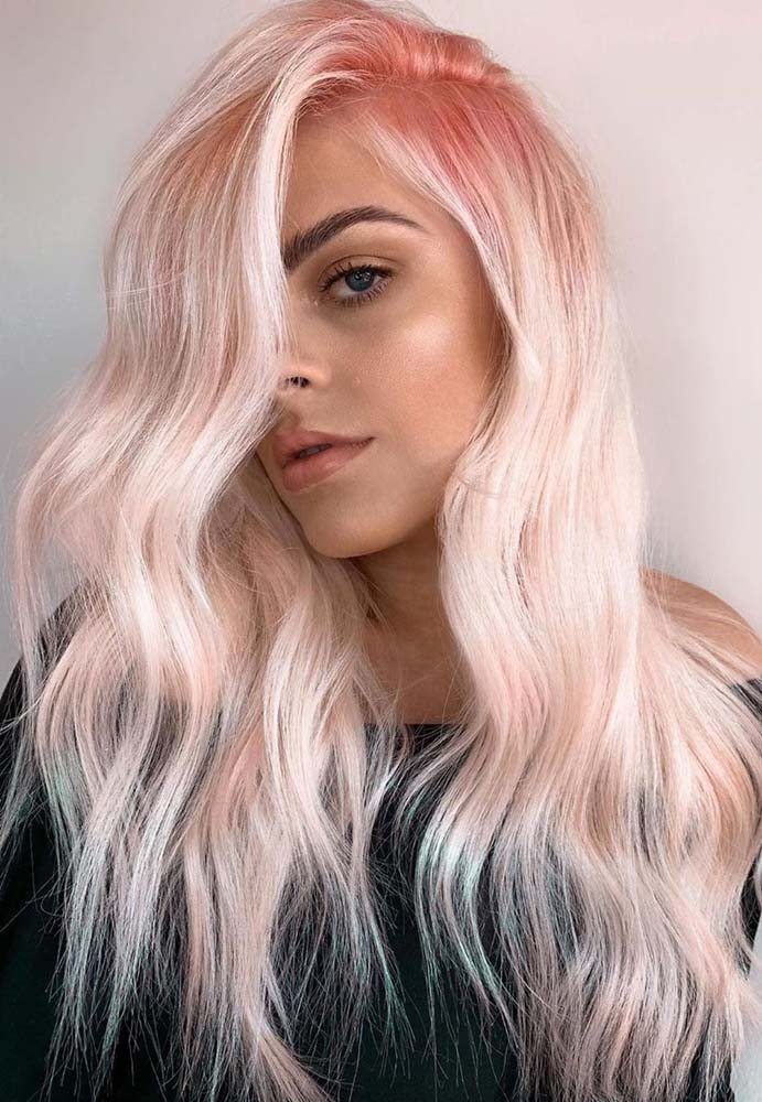 Quer algo bem diferente? Investe em um cabelo degrade de rosa e cinza que é sucesso 