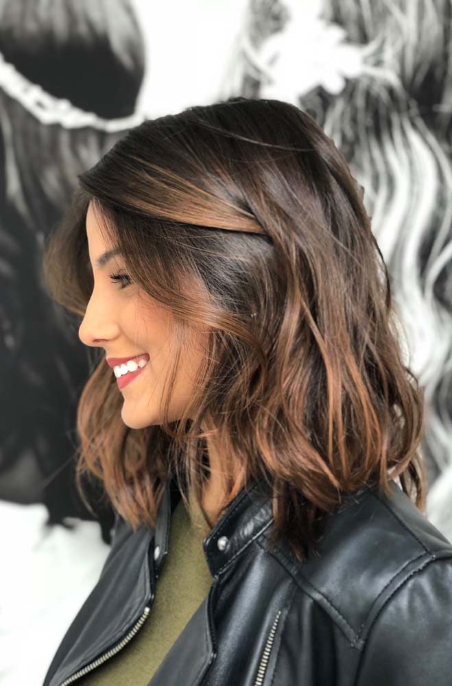 Cabelo morena iluminada em mechas na altura dos ombros para um visual mais moderno