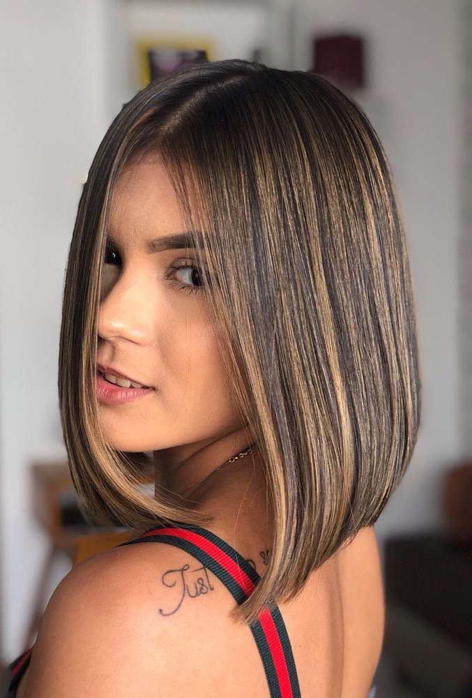 Mechas finas para preencher todo o cabelo com o tom de morena iluminada caramelo